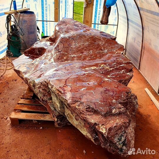 Каменный лежак из нефрита, яшмы