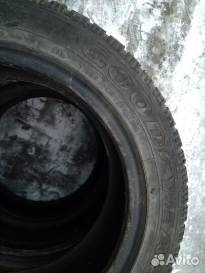 Goodyear UltraGrip 500 215/55 R17 94T