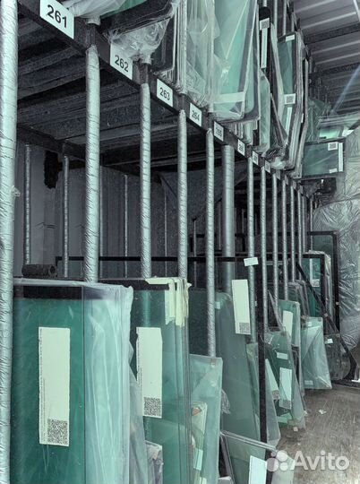 Стекло дверное, верхнее на экскаватор Терекс 825