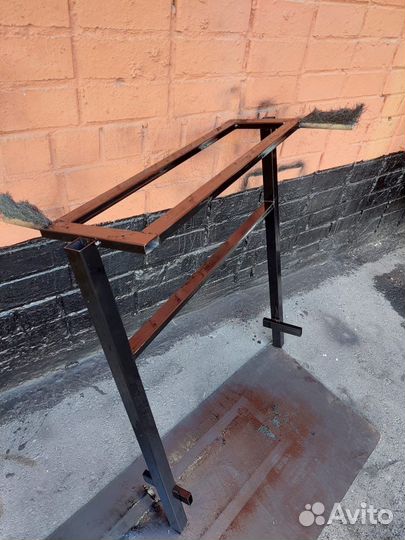 Стол и скамейка на кладбище