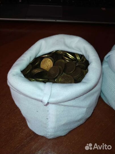 Монеты номиналом 5, 10 рубле