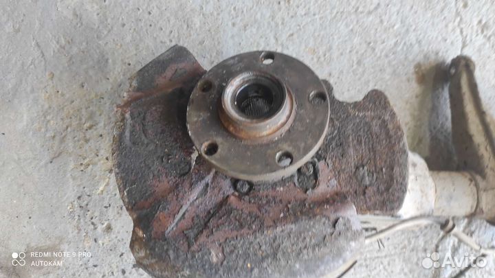 Поворотный кулак левый Audi 100 c4