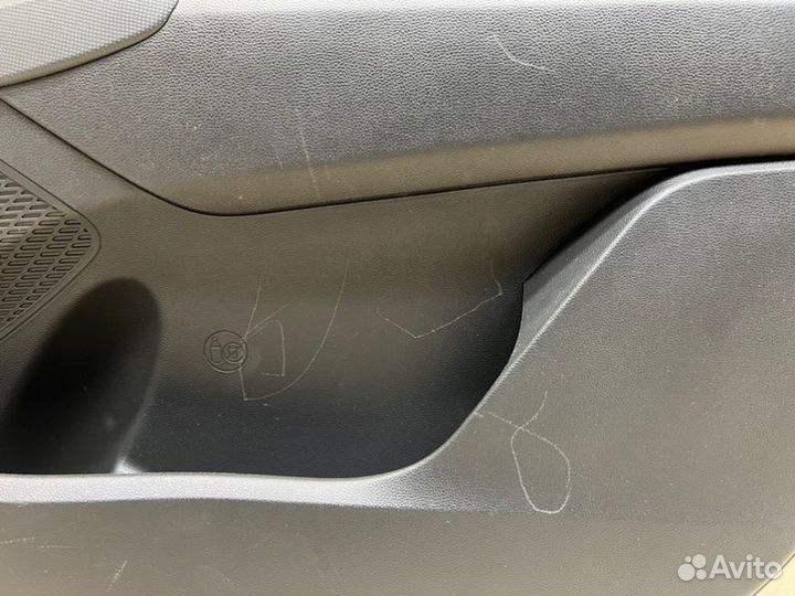 Обшивка двери передней правой Hyundai Creta