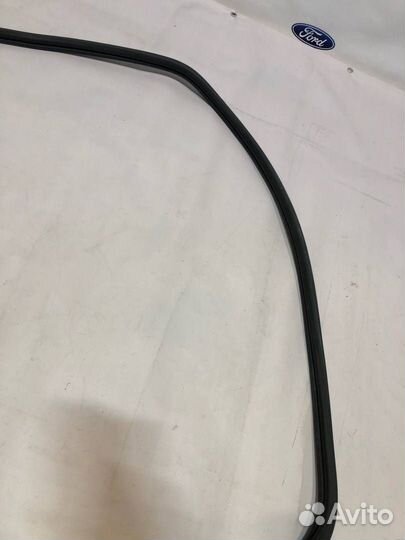 Уплотнитель дверного проема передний левый