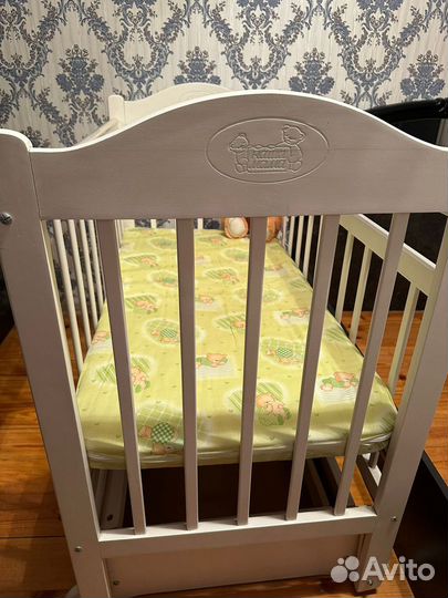 Детская кроватка с маятником белая