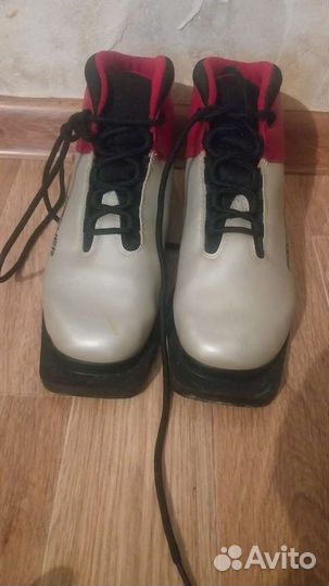 Лыжные ботинки размером 39