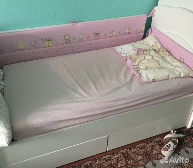 Детская кроватка с маятником