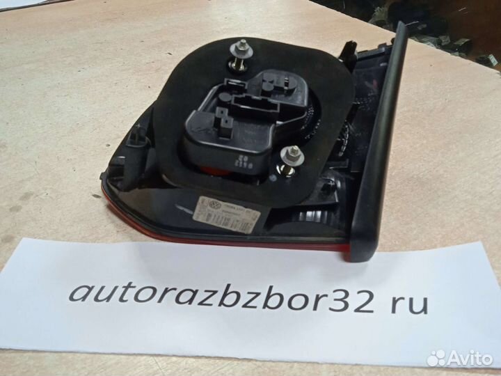 Фонарь задний внутренний левый Volkswagen Golf