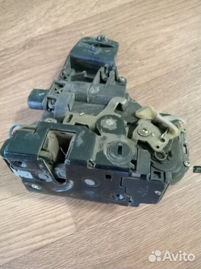 Замок двери задний правый Volkswagen Passat B5