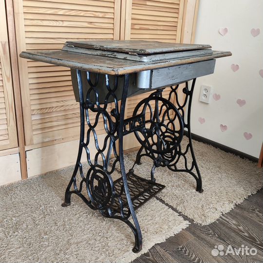 Швейная машинка на станине Подольск СССР винтаж