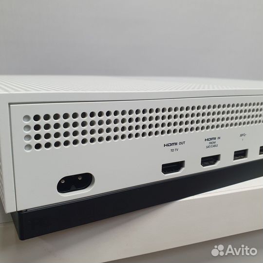 Xbox One S 500GB с геймпадом