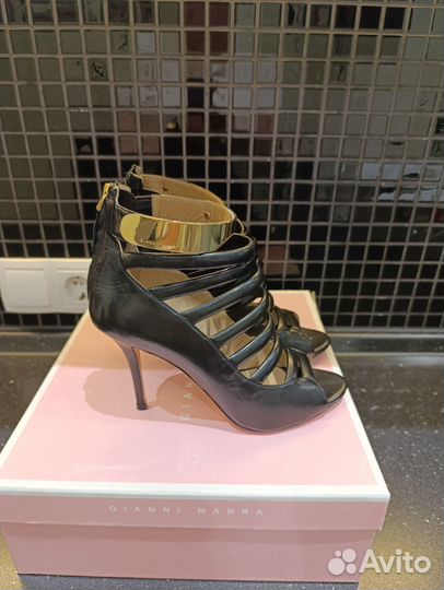 Продам кожаные босоножки новые