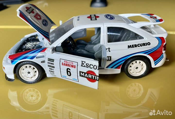 Масштабная модель bburago Ford Escort RS