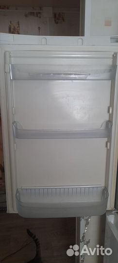 Продам холодильник. Работает только морозилка