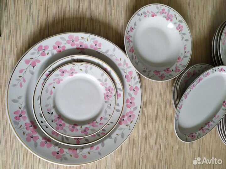 Тарелки фарфоровые и блюдо 70-е годы