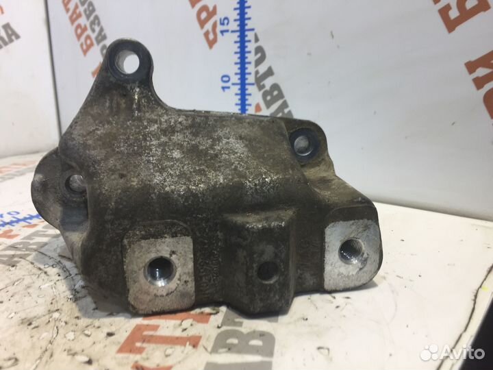 Фольксваген Кадди Кронштейн двигателя левый Лев