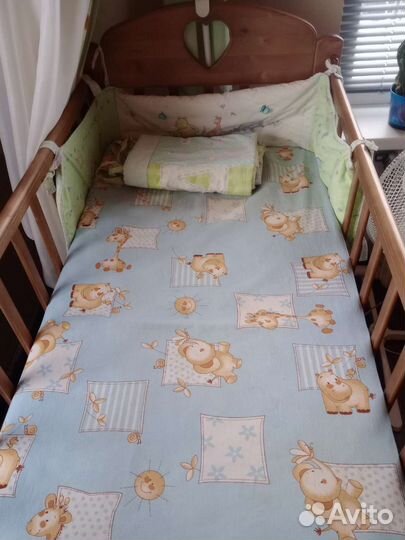 Детская кроватка с продольным маятником и ящиком