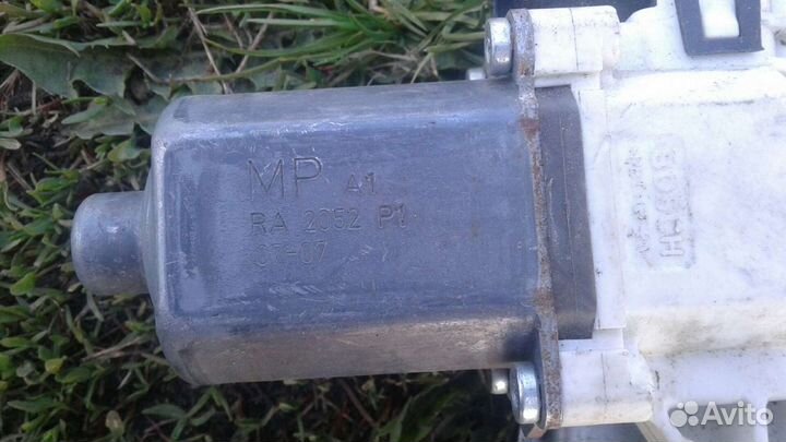 Стеклоподьемник Мицубиси Кольт передний правый