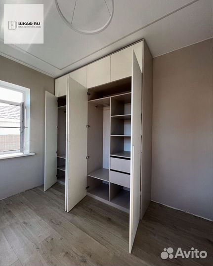 Шкаф распашной с полками