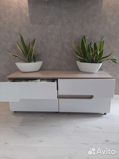 Тумба под телевизор белая глянец