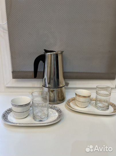 Гейзерная кофеварка и чашки