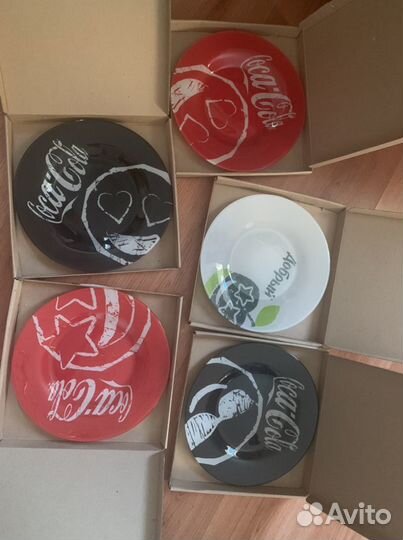 Тарелки кока-колы