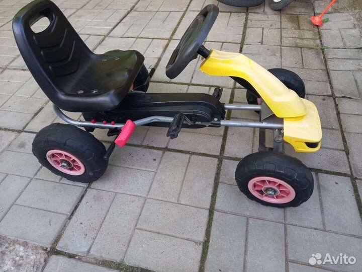 Детский автомобиль на педалях