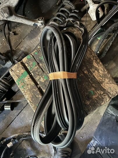 Уплотнитель крышки багажника Mercedes Benz GLC