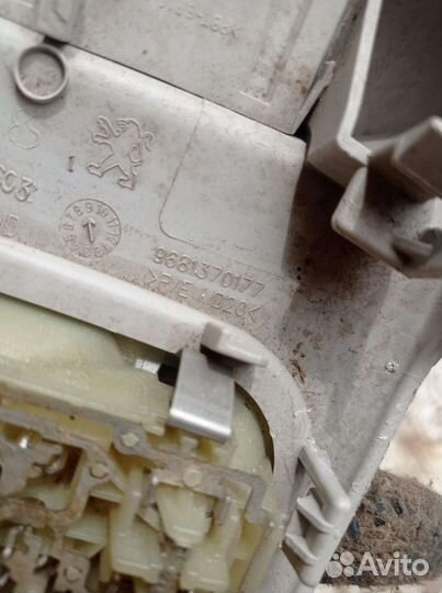 Peugeot 308 плафон освещения салона