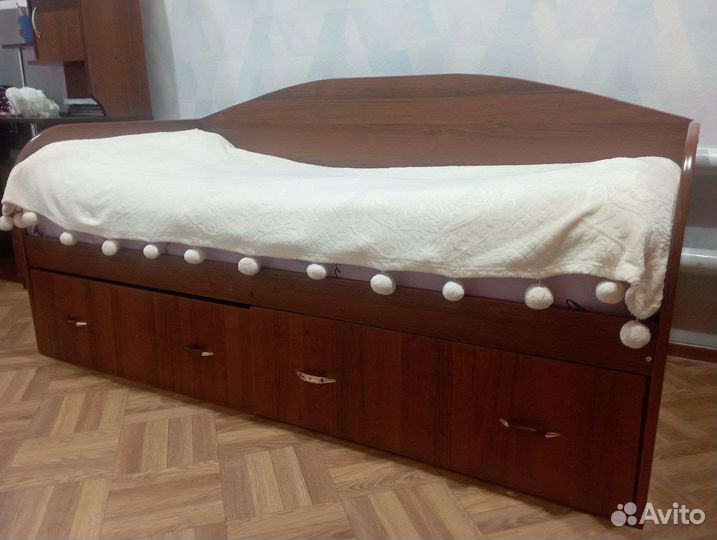 Кровать и компьютерный стол