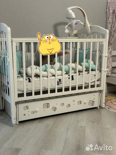 Детская кроватка с маятником и ящиком