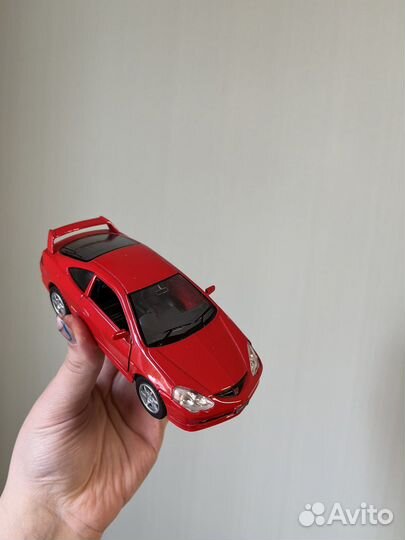 Игрушечная машинка