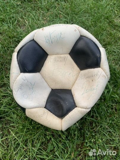 Футбольный мяч с подписями команды Спартак