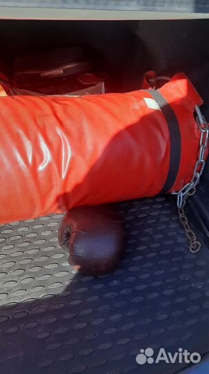 Груша с перчатками