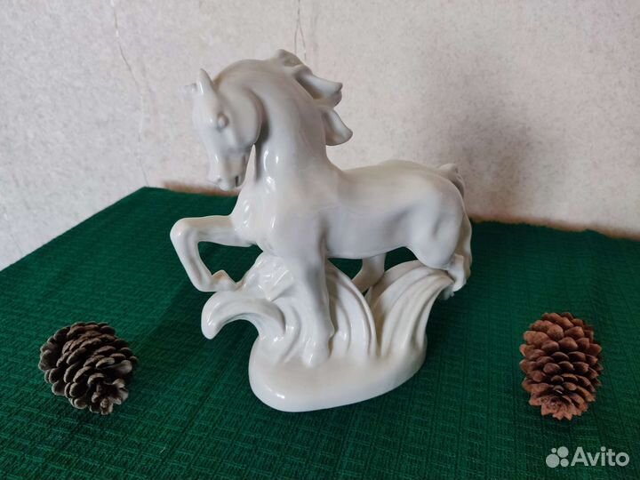 Фарфоровая статуэтка Конь- огонь