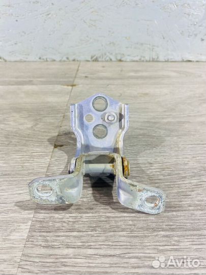 Петля двери зад прав низ mazda 6 GH 2.0 MT лифтбек