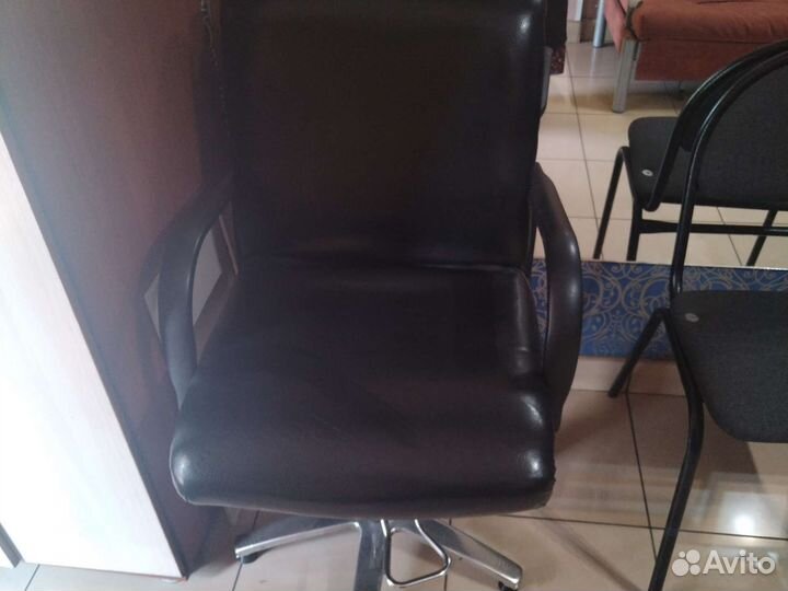 Кожаное кресло бу