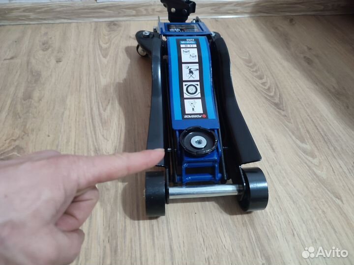 Домкрат подкатной гидравлический 2.5 тонн