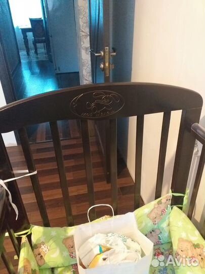 Детская кроватка с маятником