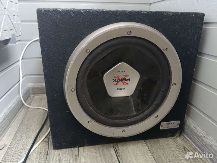 Сабвуфер и усилитель в автомобиль