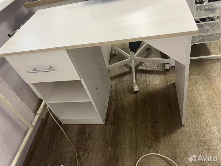 Маникюрный стол