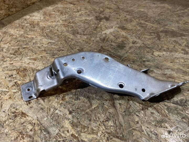 Кронштейн радиатора отопителя VW Passat B6 B7