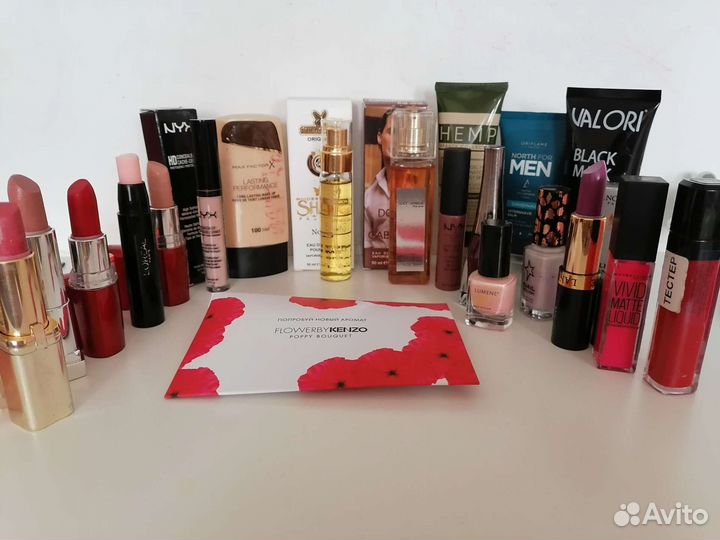 Женский и мужской набор косметики и парфюма