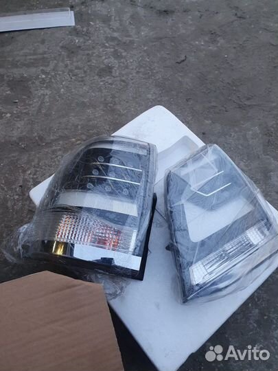 Стопы Toyota Land Cruiser 200 08-15 стиль 16 BW