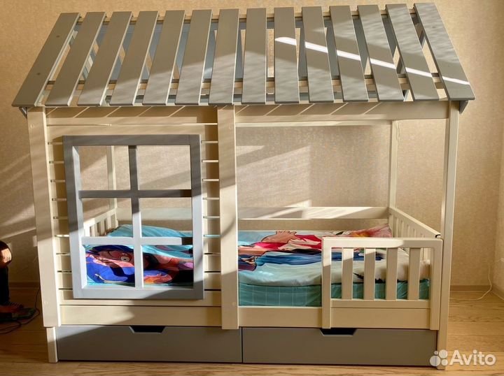 Кровать-домик с лестницей