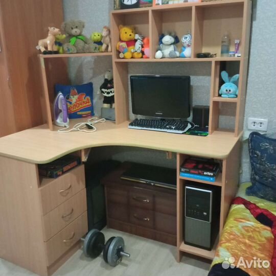 Компьютерный стол угловой с полками