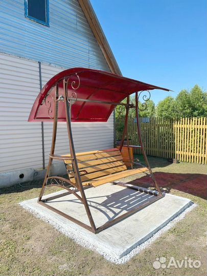 Качели с крышей
