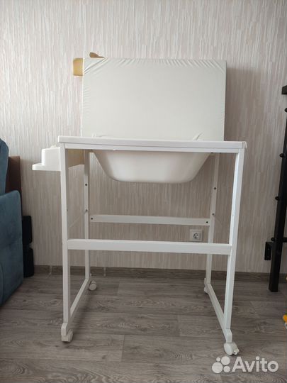 Ванночка для купания и пеленальный столик