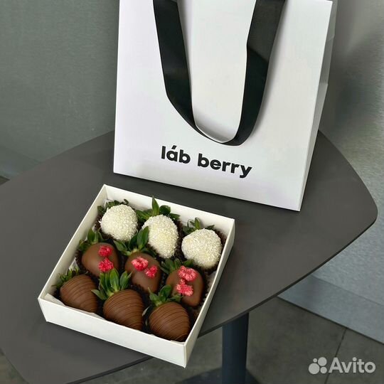 Сладкий подарок клубника в шоколаде с малиной