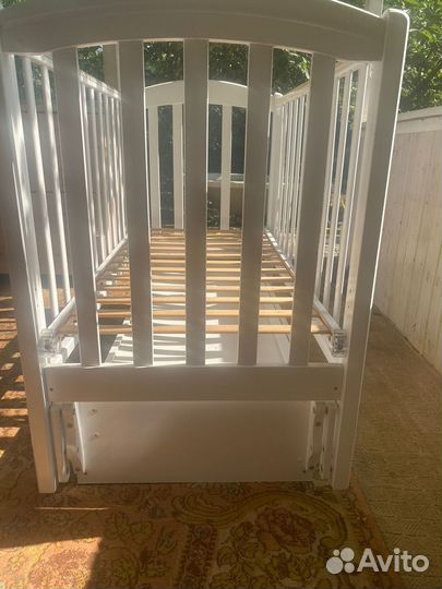 Детская кроватка с маятником